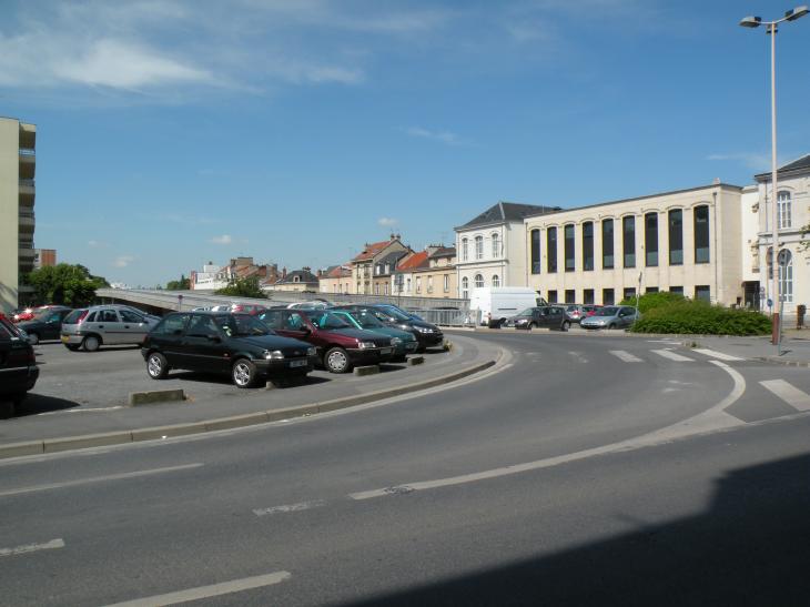  pont routier permettant de franchir le canal et l'autoroute